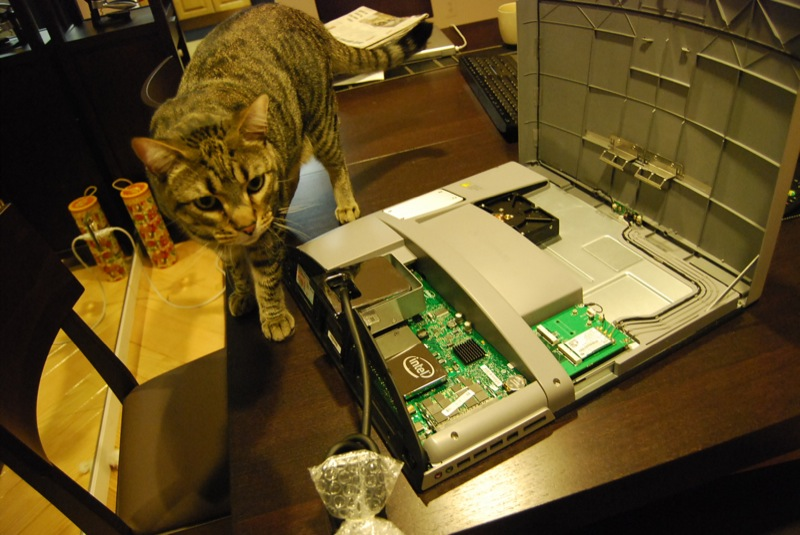 Illustration for article titled Gateway One Unboxed (Verdict: So Shiny and Sweet, It Gives Windows a Good Name)